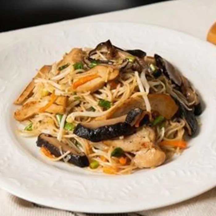 บะหมี่ผัดสไตล์จีนราดด้วยไก่ซอยปรุงรส